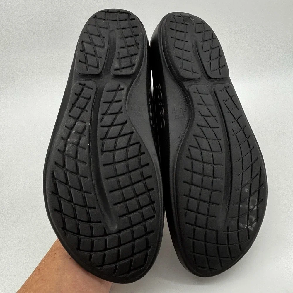 Oofos Women's 9 OOlala Luxe Recovery Thong Flip Flops Black/Latte 10 EU40 - Picture 6 of 9